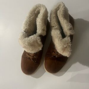 Women size 8 air, walk shoes, can be made into high top as well